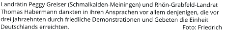 Landrätin Peggy Greiser (Schmalkalden-Meiningen) und Rhön-Grabfeld-Landrat Thomas Habermann dankten in ihren Ansprachen vor allem denjenigen, die vor drei Jahrzehnten durch friedliche Demonstrationen und Gebeten die Einheit Deutschlands erreichten.                                                                          Foto: Friedrich